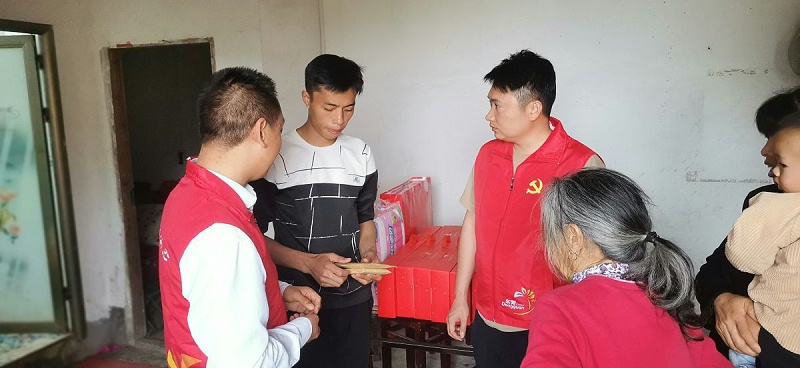 嘉人力所能及献爱心，接力困难员工携手共济 (2)