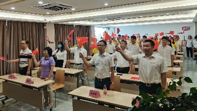 石碣镇总工会与广东J9九游会AG真人官网有限公司一同观看东莞市第六届合唱节启动仪式并同唱《没有共产党就没有新中国》