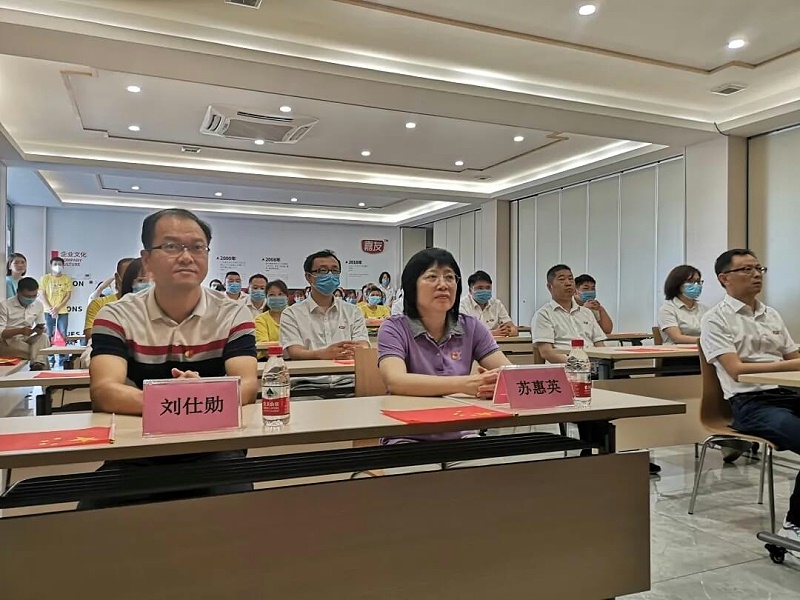石碣镇总工会与广东J9九游会AG真人官网有限公司一同观看东莞市第六届合唱节启动仪式并同唱《没有共产党就没有新中国》